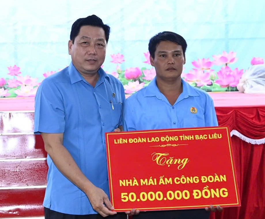 Tai Tet quan dan, LDLD tinh Bac Lieu tang mai am cong doan cho doan vien kho khan ve nha o. Anh: Nhat Ho