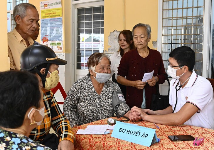 Kham, phat thuoc mien phi cho nguoi dan tai Tet quan dan. Anh: Nhat Ho