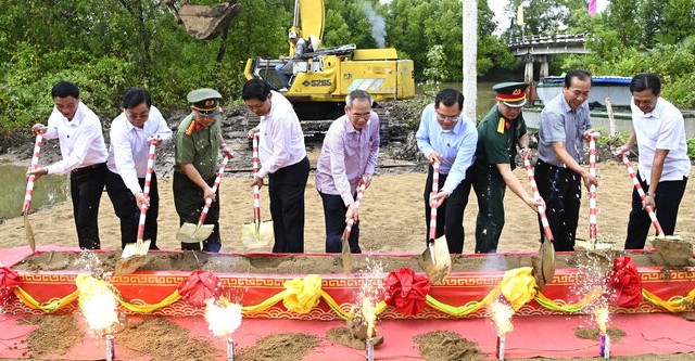 Lanh dao tinh Bac Lieu thuc hien nghi thuc khoi cong cong trinh giao thong nong thon tai Tet quan dan. Anh: Nhat Ho