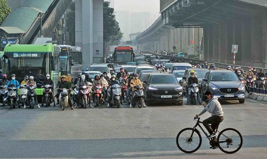 Người dân chấp hành nghiêm hiệu lệnh tín hiệu đèn giao thông. Ảnh: Tô Thế