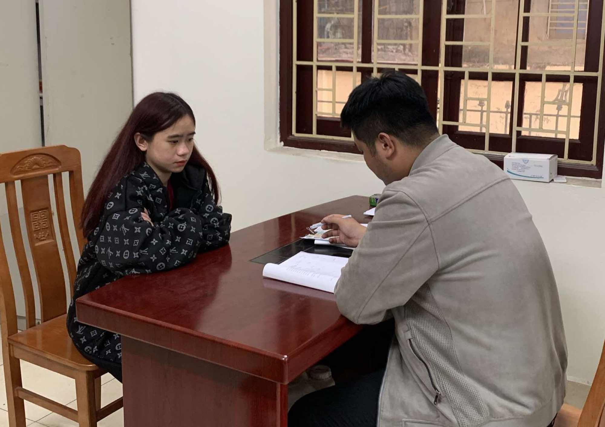 Authorities detained the subject who took the 4-year-old child out of Thien Huong Kindergarten. Photo: Minh Khue