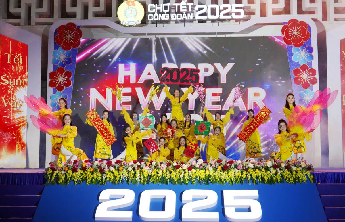 Spring medley performance of the Hong Bang District Labor Federation (Hai Phong). Photo: Mai Dung