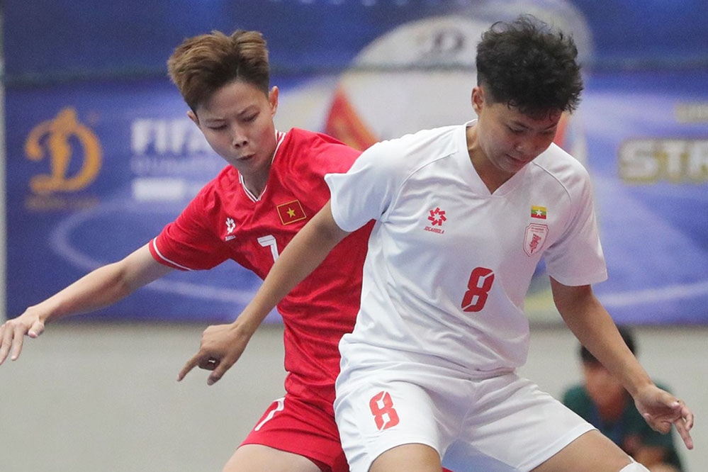 Vietnam women's futsal team (red shirt) beat Myanmar 5-1 on the opening day of the 2025 Asian women's futsal qualifying round. Photo: MFF