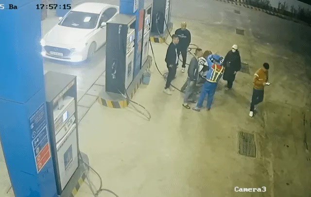 Nam nhân viên bán xăng bị người đàn ông hành hung. Ảnh cắt từ clip