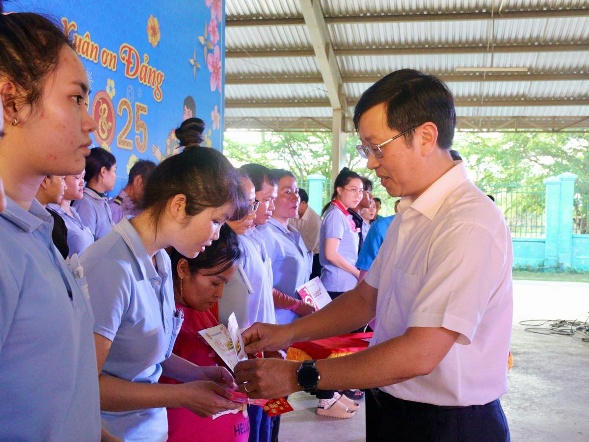 Cac cong nhan duoc ong Nguyen Huu Thong - Pho truong Doan dai bieu Quoc hoi tinh Binh Thuan tang qua Tet. Anh: Duy Tuan 