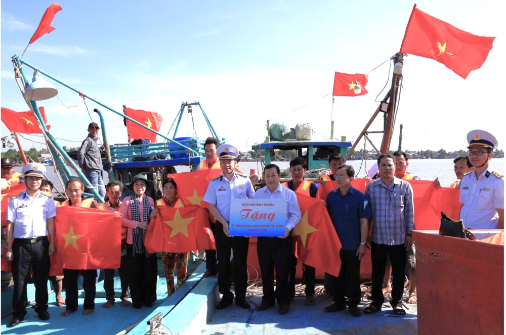 Colonel Hoang Quoc Hoan, Deputy Political Commissar of Naval Region 5, visited and encouraged fishermen on fishing boats and presented 300 national flags. Photo: Naval Region 5