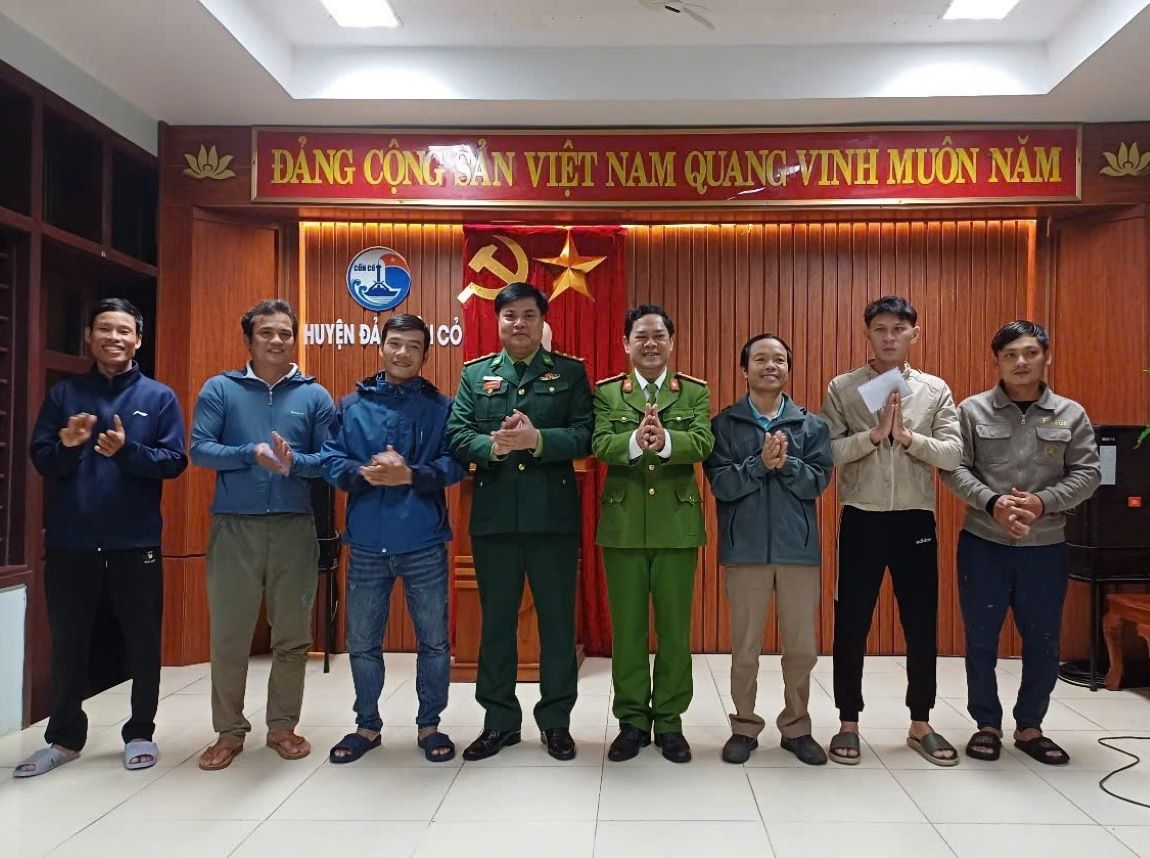 The People's Committee of Con Co island district encouraged two fishermen (right cover of the photo) and the security and order self-management team of Con Co island. Photo: H.Nguyen