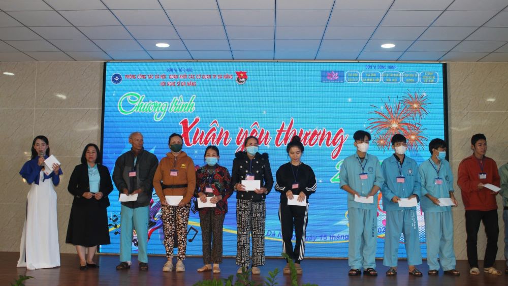 Patients far from home were touched to receive gifts on the occasion of Tet At Ty. Photo: Thanh Huyen