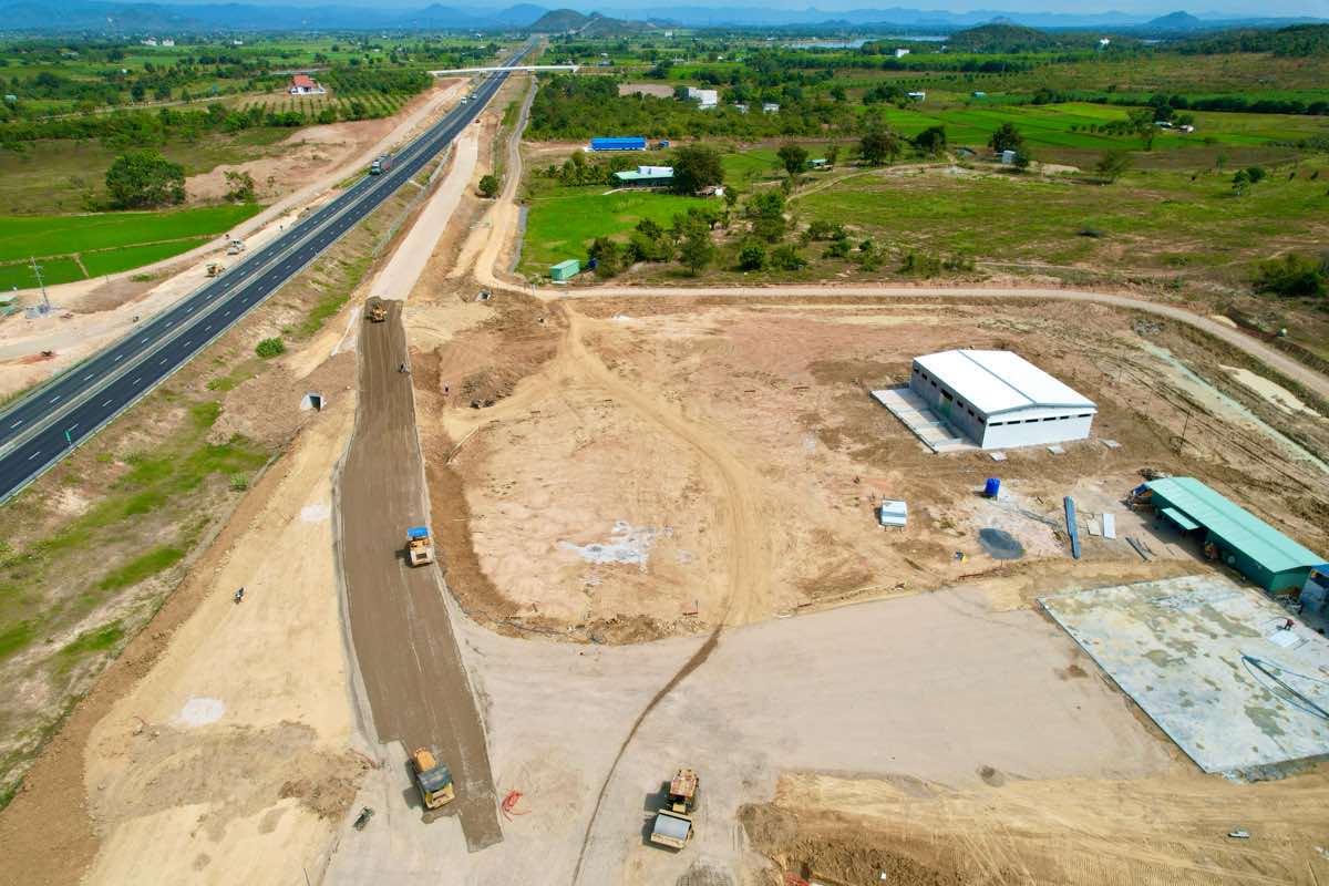 Thi cong tram dung nghi cao toc Vinh Hao - Phan Thiet tai km205. Anh: Duy Tuan
