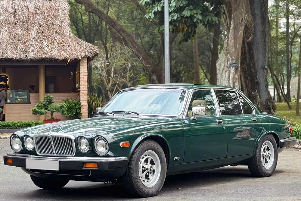 The Jaguar XJ6 for sale in Ho Chi Minh City has a green paint color. Photo: Nguyen Tien