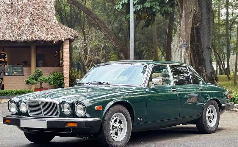 The Jaguar XJ6 for sale in Ho Chi Minh City has a green paint color. Photo: Nguyen Tien