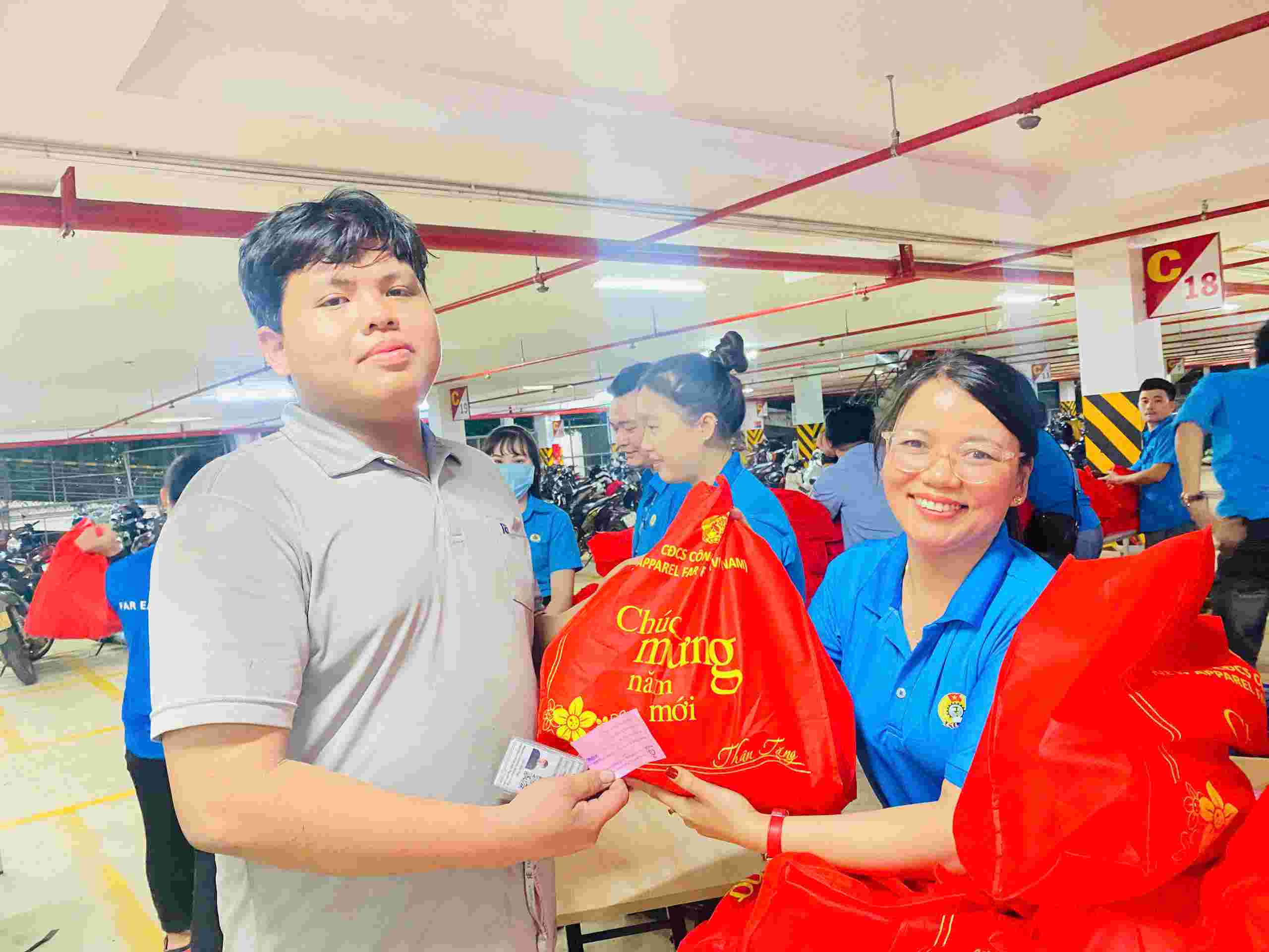 New Apparel Far Eastern Company's Trade Union gives Tet gifts to union members and workers. Photo: Provided by Trade Union