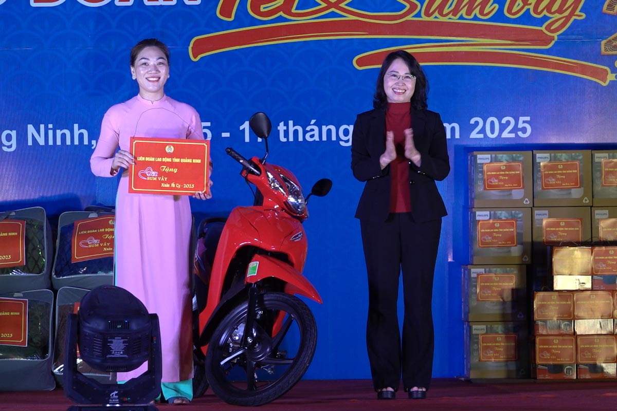 Ms. Trinh Thi Minh Thanh, Chairwoman of the People's Council of Quang Ninh province (right) presents a gift of a motorbike to a lucky person at the lucky draw. Photo: Doan Hung