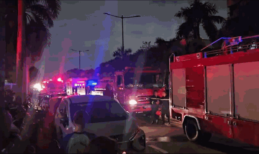 Cháy chung cư ở huyện Bình Chánh, hàng trăm cư dân chạy tán loạn. Ảnh: Anh Tú