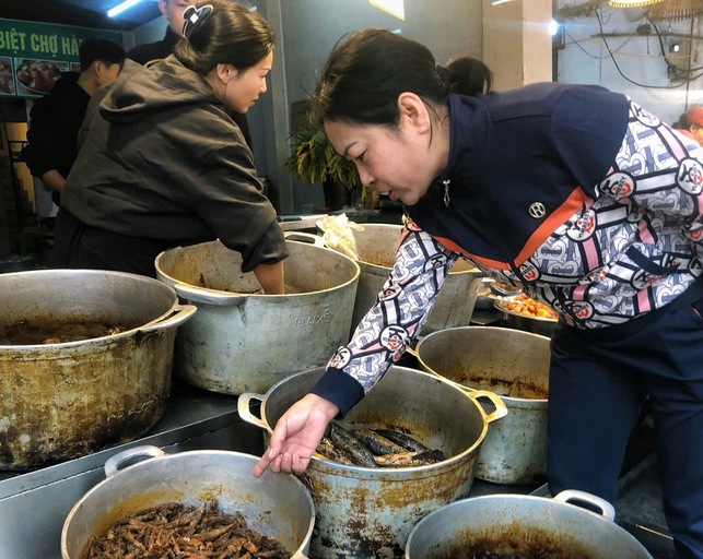 Ba Cuc cham chu chon ca kho cho bua com cua gia dinh tai cho Hang Be. Anh: Lan Huong.