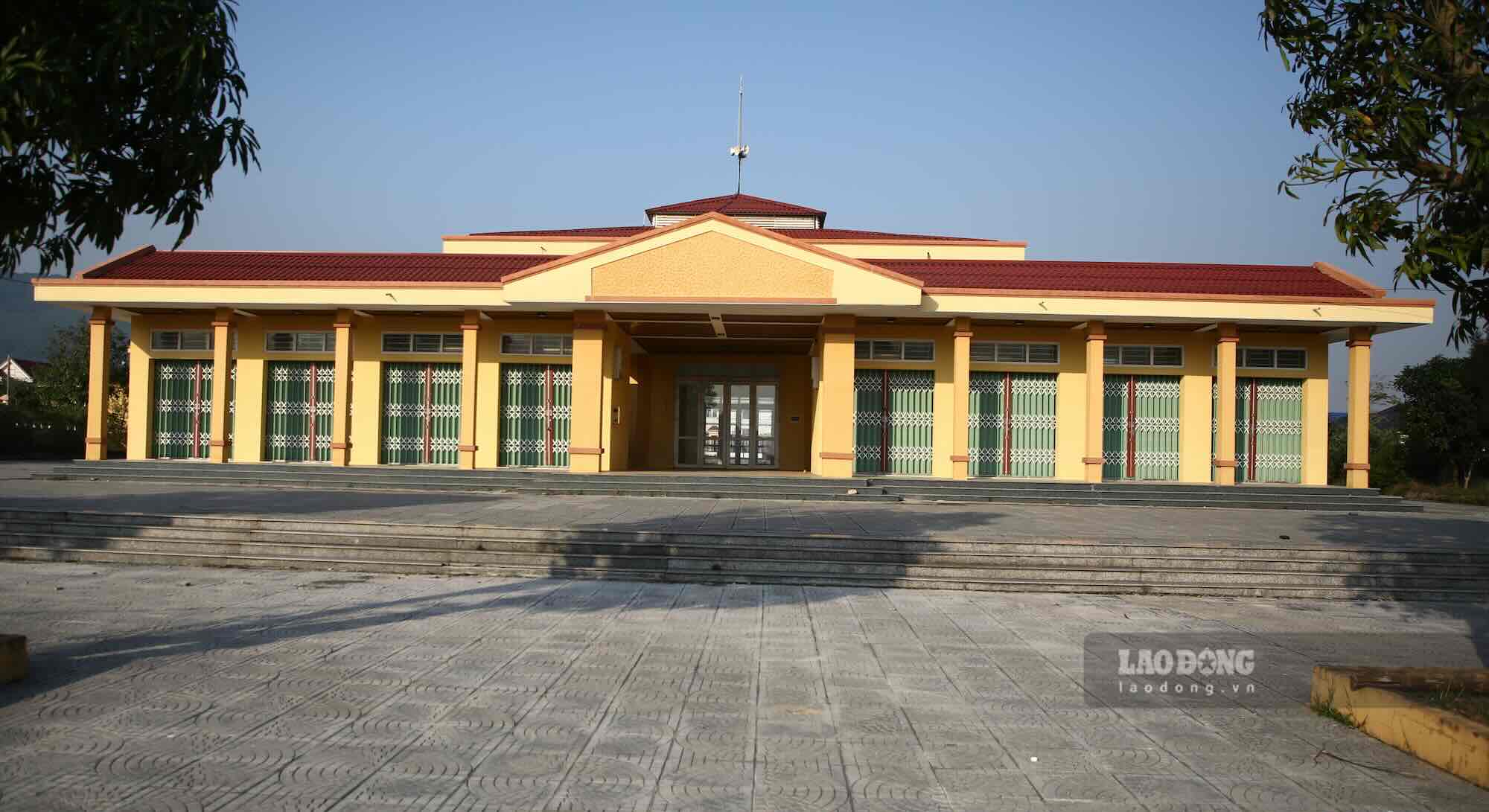 The resettlement market project worth 5.4 billion VND was completed 4 years ago and then abandoned. Photo: Cong Sang