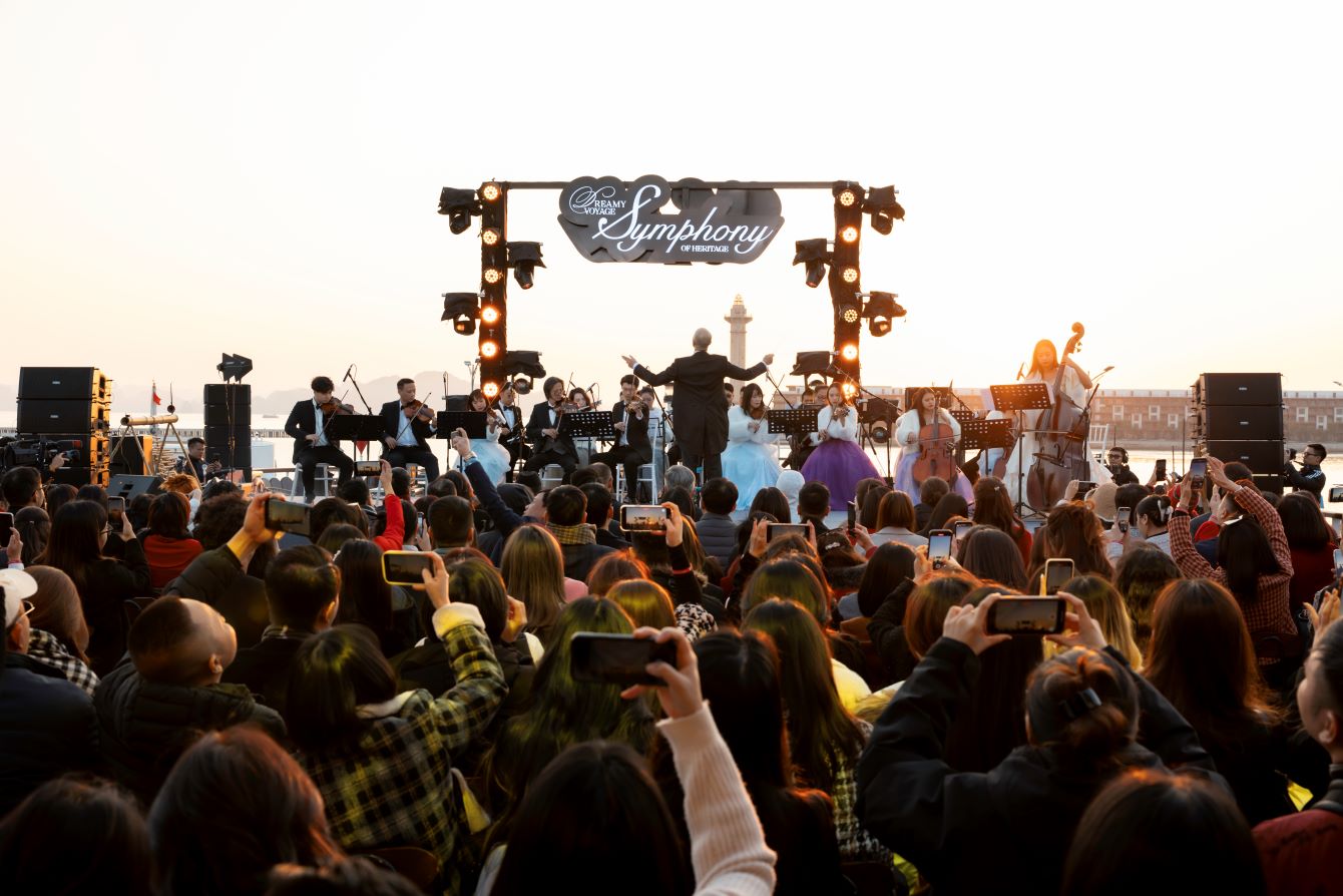 Concert performance on a cruise ship in Ha Long Bay. Photo: Nguyen Hung