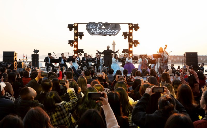 Concert performance on a cruise ship in Ha Long Bay. Photo: Nguyen Hung