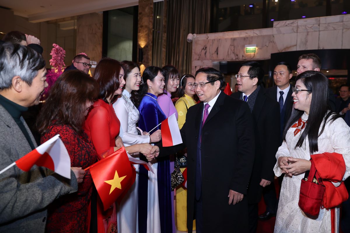 Embassy staff and representatives of overseas Vietnamese in Poland welcomed Prime Minister Pham Minh Chinh and his wife. Photo: VGP
