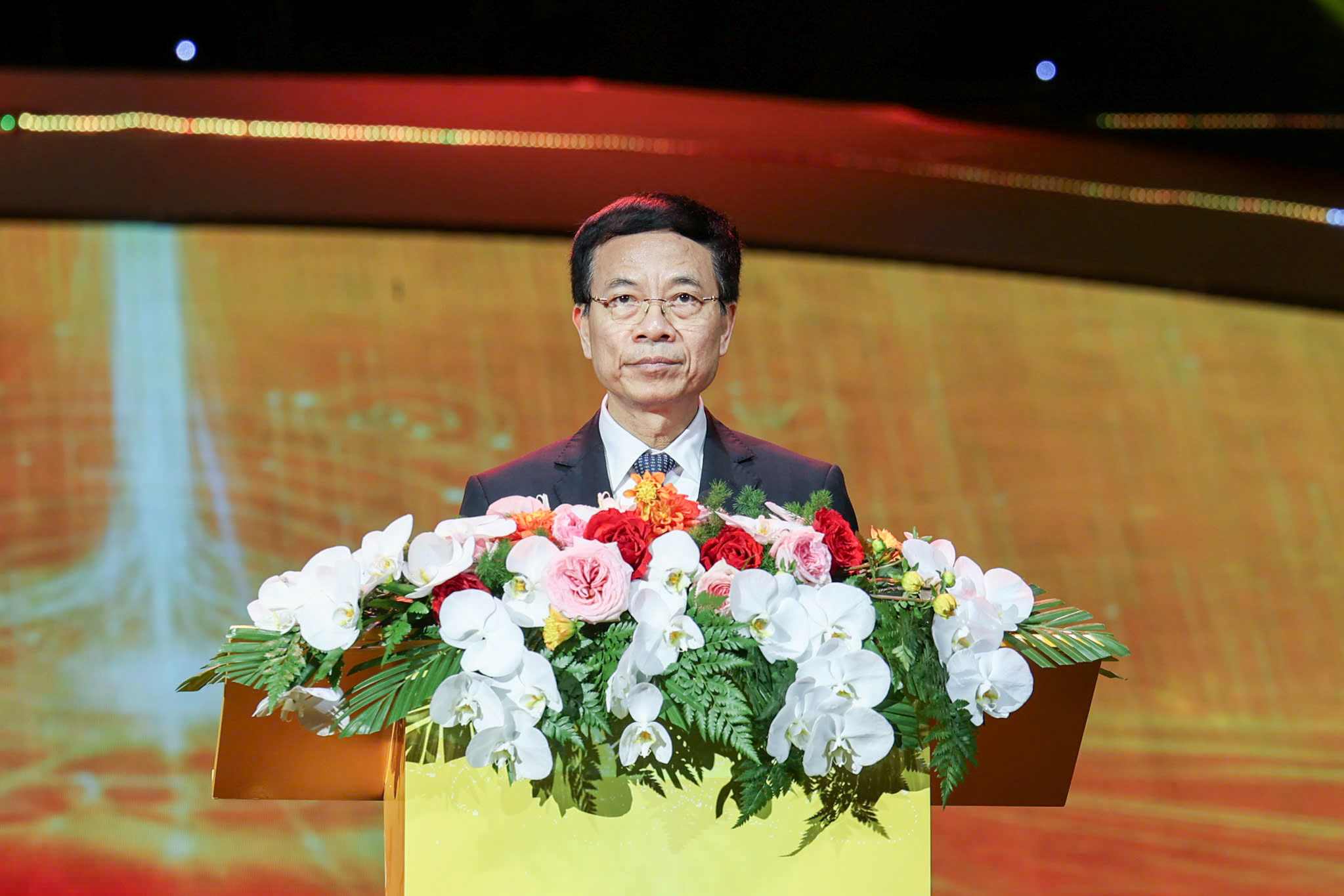 Member of the Party Central Committee, Minister of Information and Communications Nguyen Manh Hung speaks at the forum. Photo: Minh Son