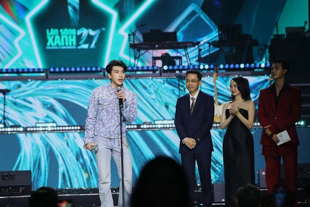 HIEUTHUHAI received the award at Green Wave. Photo: Organizing Committee.