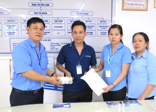 Mr. Dang Tuan Tu (far left) gives the “Changshin Family” support to workers. Photo: HAC