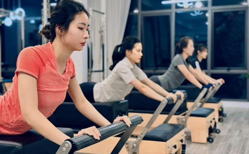Pilates is becoming a trend among young people when choosing healing sports. Photo: Character provided