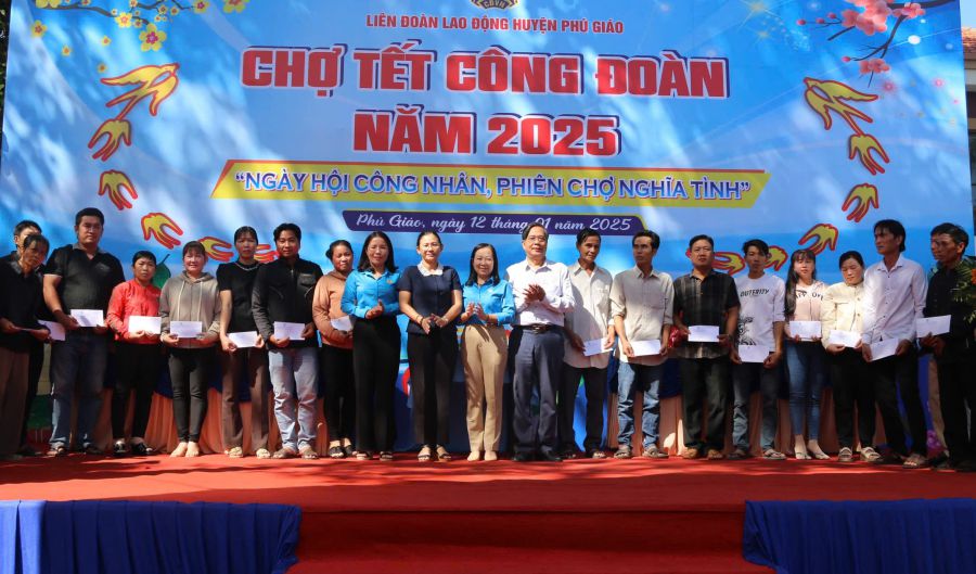 Tet gifts to disadvantaged workers in Phu Giao district. Photo: Dinh Trong