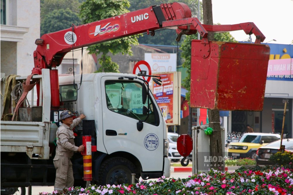 Các công nhân vệ sinh môi trường và đội ngũ công nhân đô thị đang tất bật với công việc cắt tỉa cây xanh, trang trí các biểu tượng đặc trưng của ngày Tết, quét dọn đường phố...