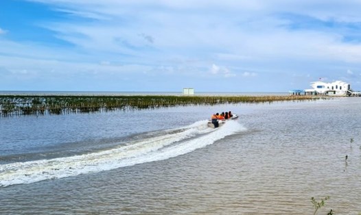 Từ mũi đất Cà Mau nhìn ra biển. Ảnh: Nhật Hồ
