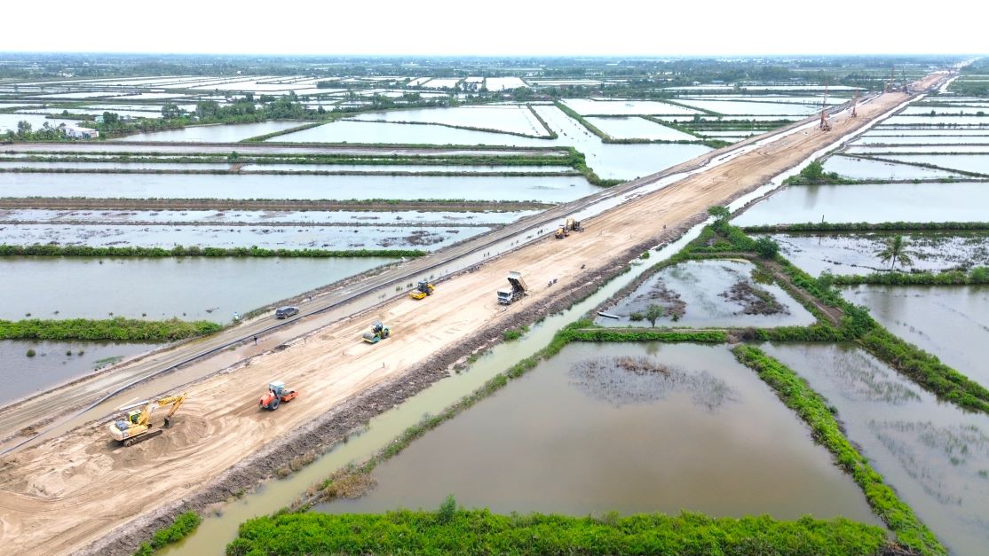 Một đoạn cao tốc Cần Thơ - Cà Mau đã dần lộ diện. Ảnh: Tạ Quang