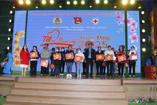 Mr. Le Ngoc Phuc - Permanent Vice President of Lam Dong Provincial Labor Federation presented Tet gifts to union members and workers at the Tet Sum Vay program. Photo: H.Ngoc