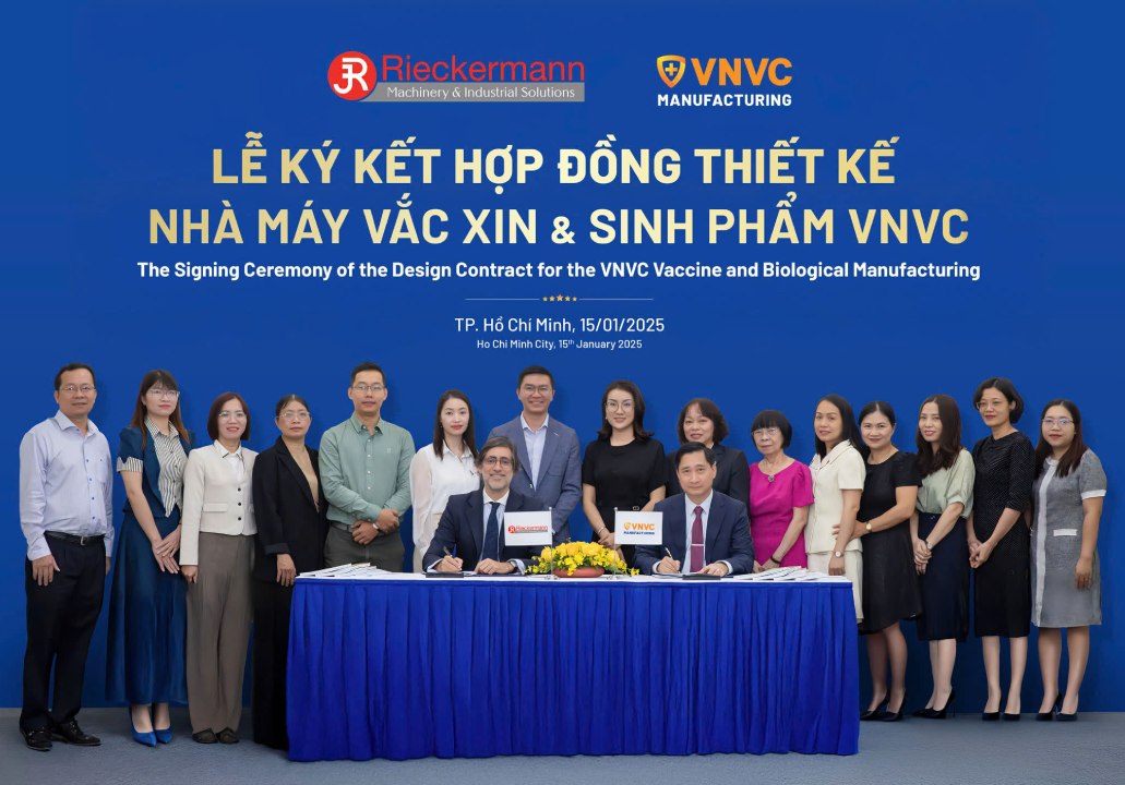 Ong Ngo Chi Dung, Chu tich HDQT, Tong Giam doc Cong ty Co phan Vacxin Viet Nam (VNVC) va ong Jorge Domingo Guerra, Giam doc phat trien kinh doanh Tap doan Rieckermann, ky hop dong thiet ke Nha may san xuat vac xin va sinh pham VNVC.