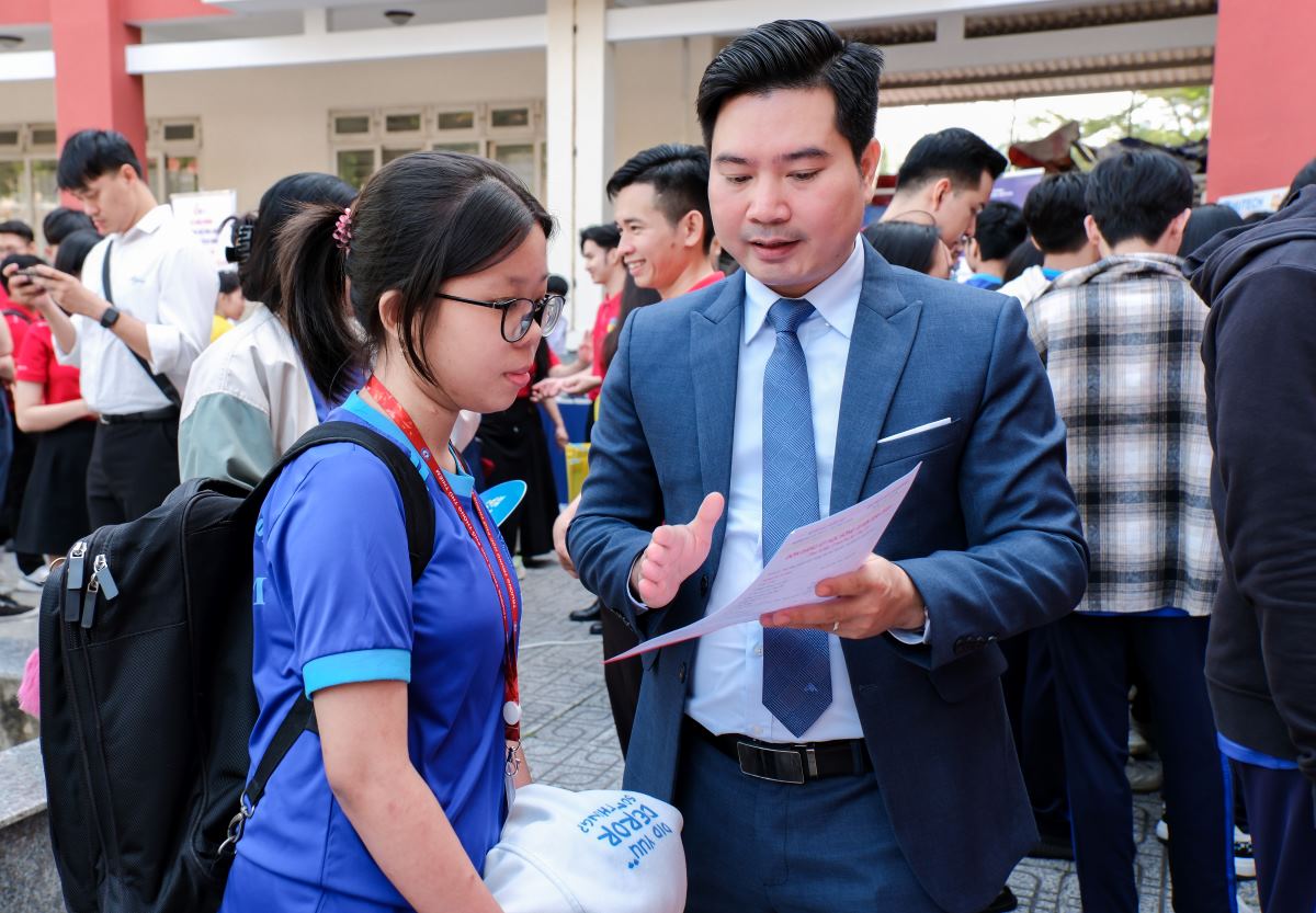 Two universities in Ho Chi Minh City have announced their 2025 scholarship policies. Photo: Thanh Phong