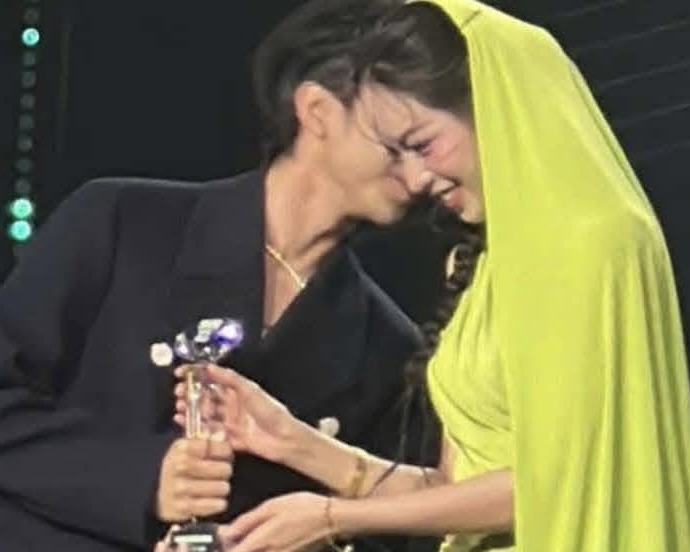 Soobin Hoang Son and Miss Thanh Thuy interact on stage. Photo: Cut from video