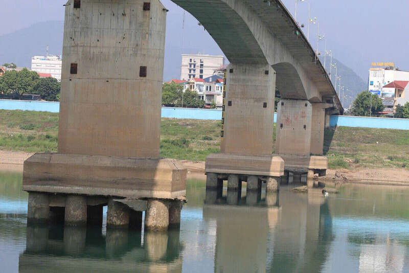 Objects suspected to be artillery shells were discovered under the Hoa Binh Bridge. Photo: Dang Tinh