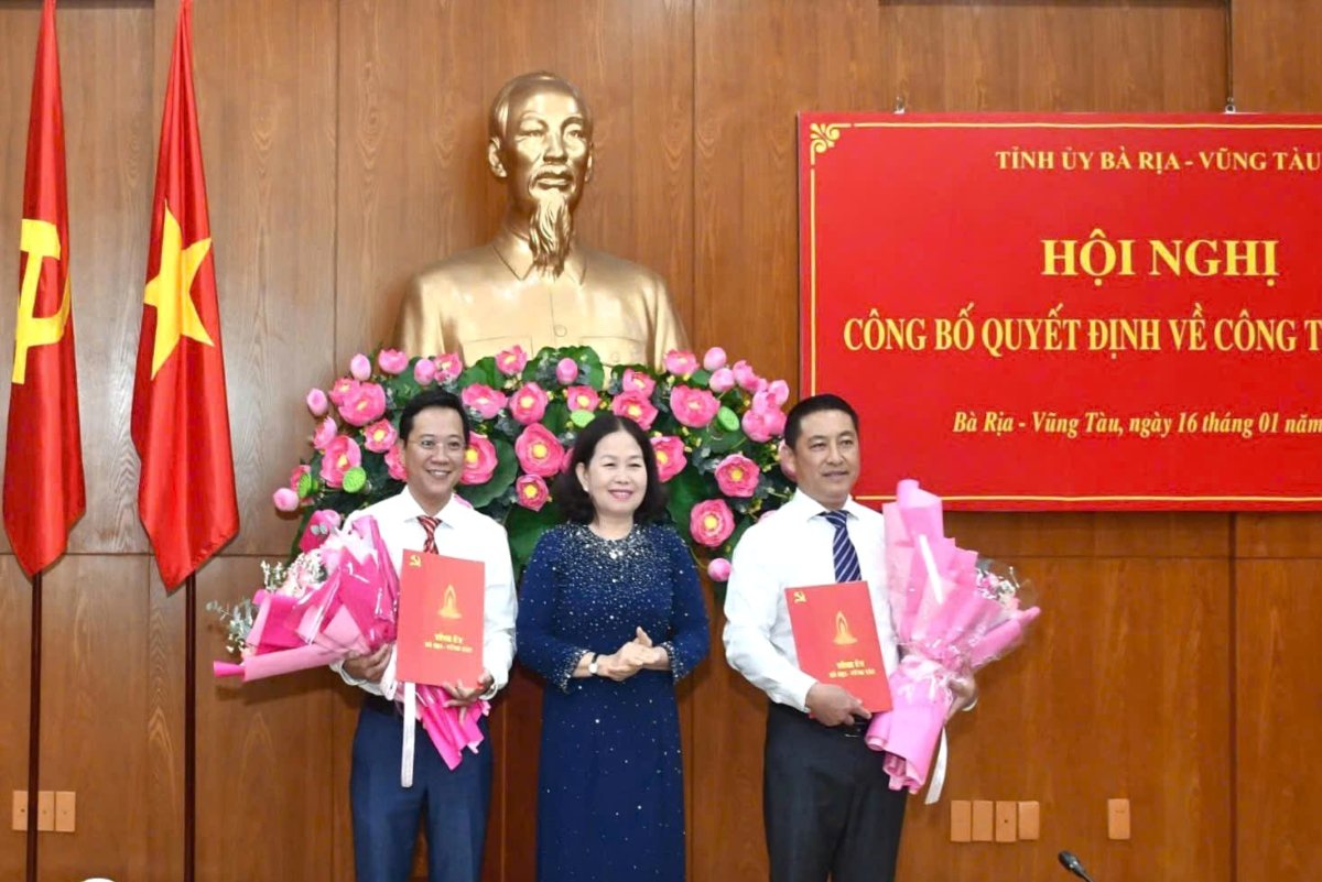 Ms. Nguyen Thi Yen - Standing Deputy Secretary of the Provincial Party Committee (middle) presented the decision and flowers to congratulate the two officials who were transferred and appointed. Photo: Phuc Luu
