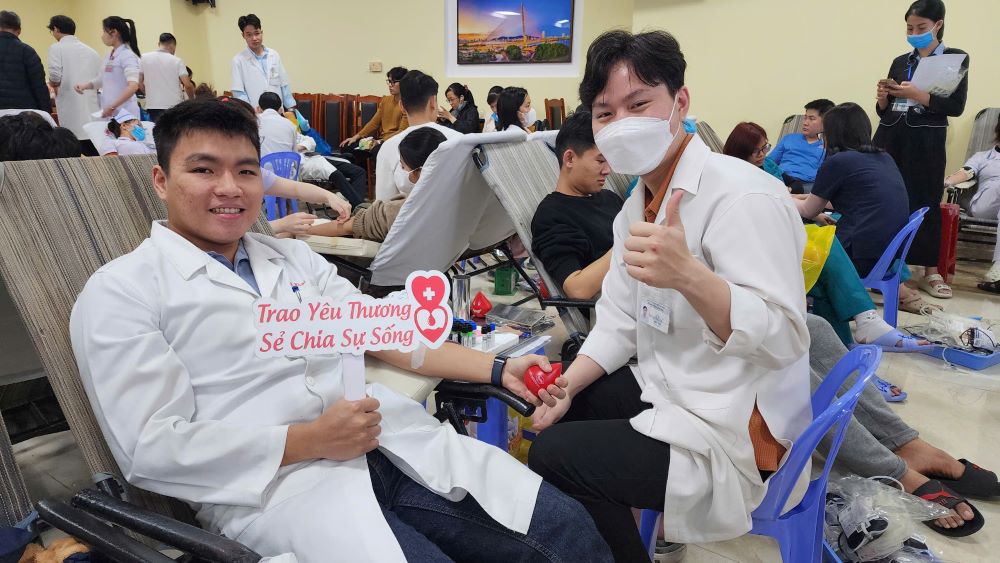 Nearly 400 Da Nang medical staff donated blood for emergency treatment. Photo: Nguyen Thi