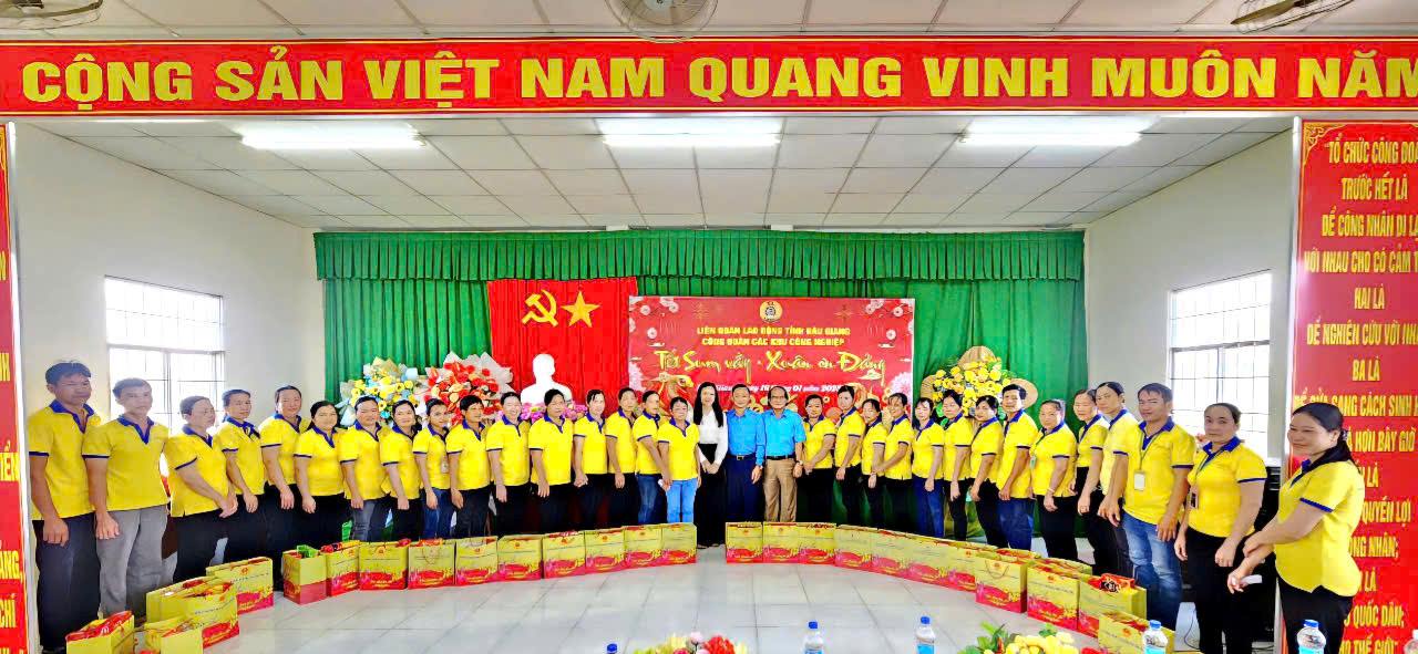 Lãnh đạo LĐLĐ tỉnh trao quà cho công nhân. Ảnh: Võ Hiền