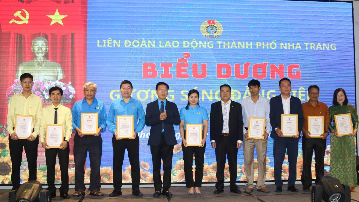 Lãnh đạo LĐLĐ tỉnh Khánh Hòa và Thành ủy Nha Trang trao chứng nhận biểu dương đảng viên công nhân lao động tiêu biểu trong doanh nghiệp. Ảnh: Phương Linh