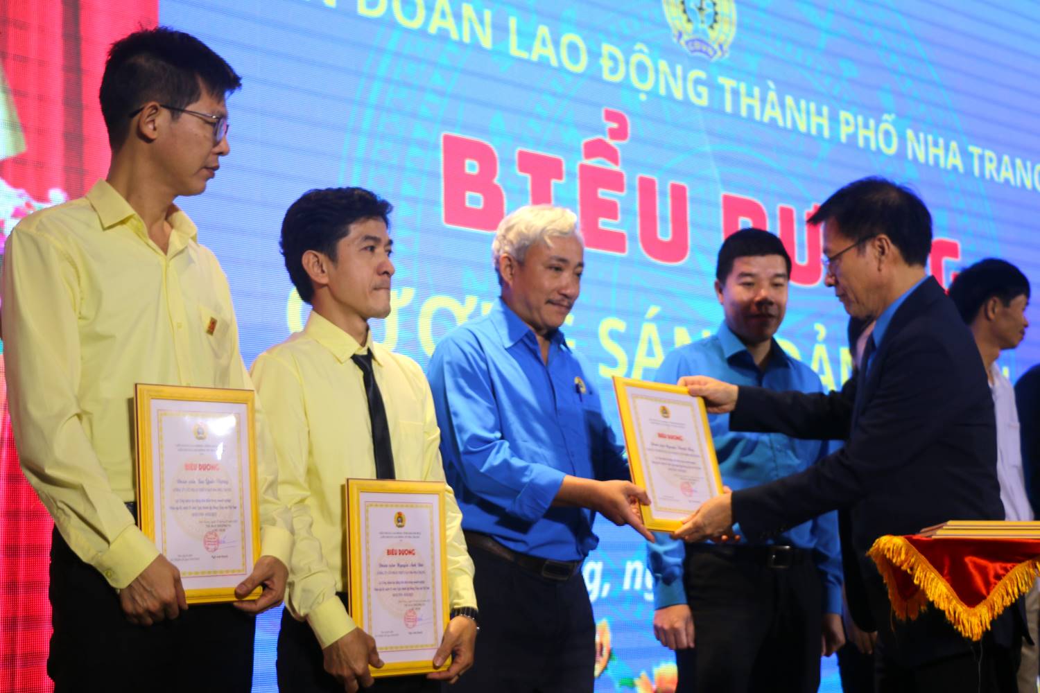 Mr. Phan Thanh Liem - Chairman of Khanh Hoa Provincial Labor Federation - awarded certificates of commendation to exemplary party members and workers in enterprises. Photo: Phuong Linh