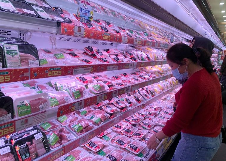 Finished meat products at supermarkets have many promotions. Photo: Phuong Anh