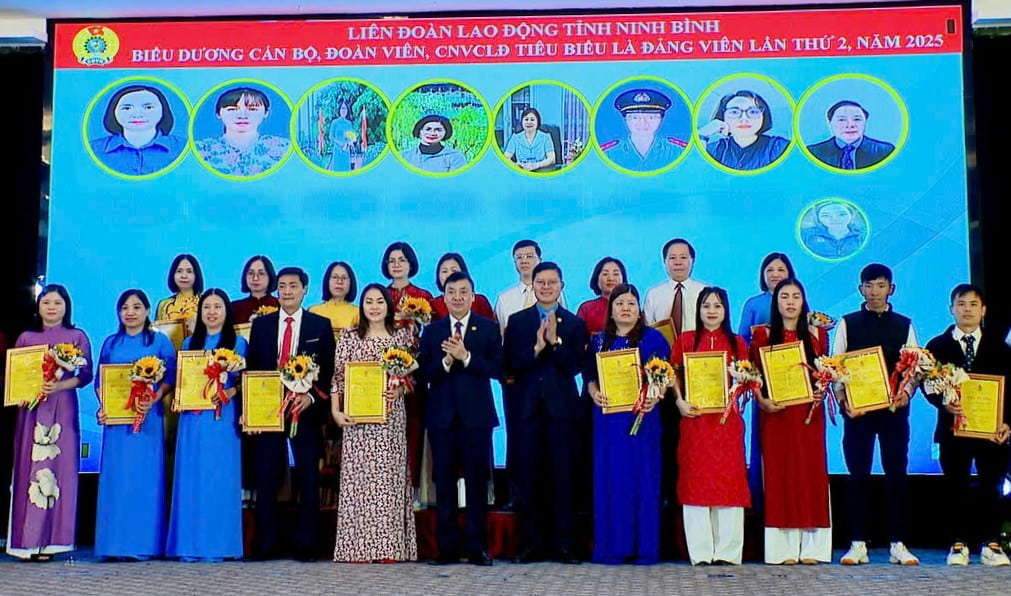 Representatives of the Propaganda Department of the Vietnam General Confederation of Labor and leaders of the Ninh Binh Provincial Confederation of Labor awarded certificates to exemplary party members. Photo: Nguyen Truong
