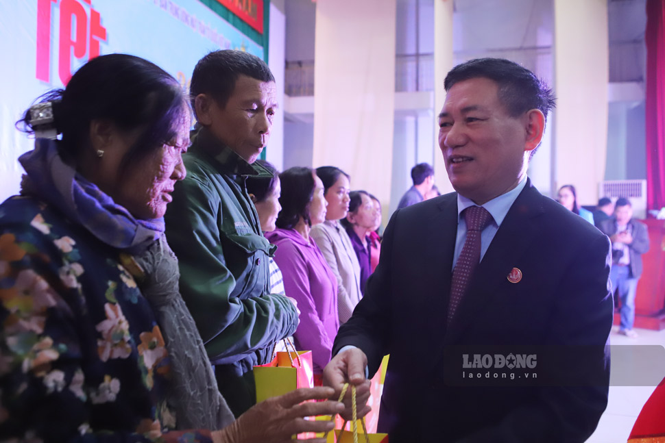 Deputy Prime Minister Ho Duc Phoc presents Tet gifts to union members, workers, and poor households in Phu Yen. Photo: Hoai Luan