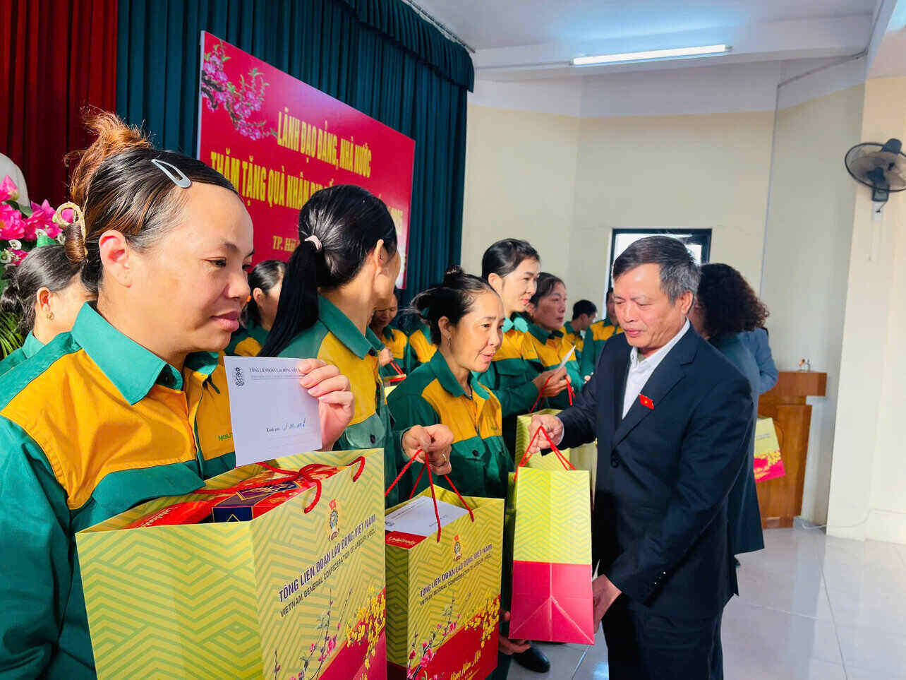 Giving Tet gifts to Hai Duong urban environmental workers. Photo: Mai Huong