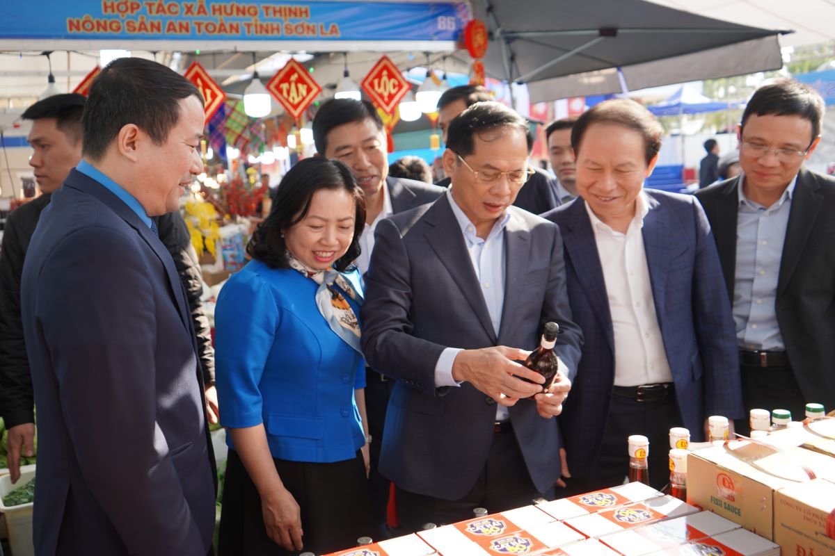 Deputy Prime Minister Bui Thanh Son attended the Tet reunion program with union members and workers of Hai Phong City. Photo: Mai Dung