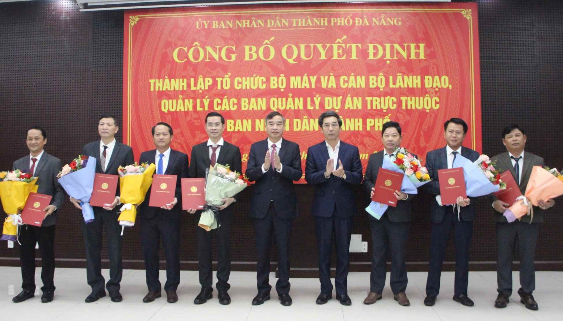 Chairman of Da Nang City People's Committee presents the decision to establish and the new unit's leaders. Photo: Ha Thanh