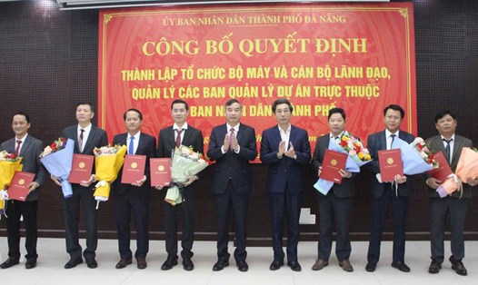 Chủ tịch UBND thành phố Đà Nẵng trao quyết định thành lập và Lãnh đạo đơn vị mới. Ảnh: Hà Thanh