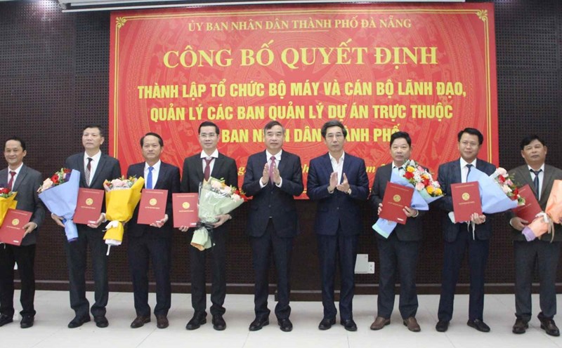 Chairman of Da Nang City People's Committee presents the decision to establish and the new unit's leaders. Photo: Ha Thanh