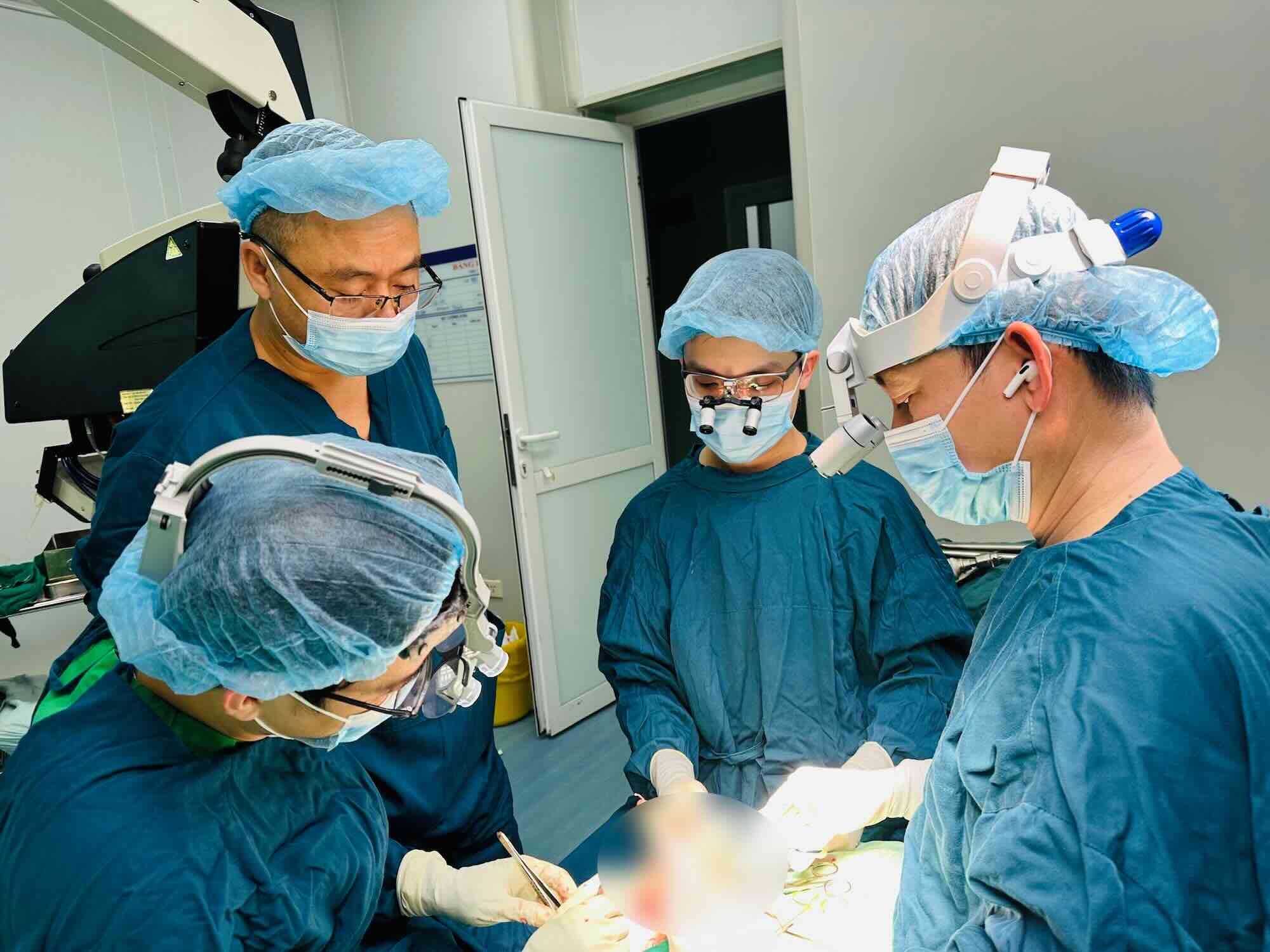 The medical team has just successfully reattached a patient's nearly severed finger. Photo: Vietnam - Cuba Friendship Hospital Dong Hoi
